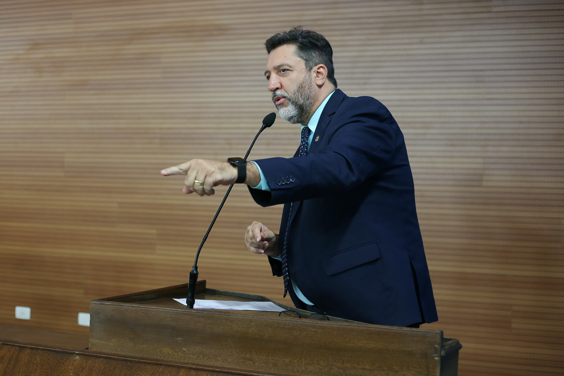 Alessandro Oliveira cobra explicações sobre o serviço de bem-estar animal de Cubatão