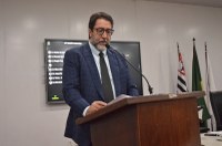 Alessandro Oliveira cobra funcionamento de ar-condicionado nas escolas municipais