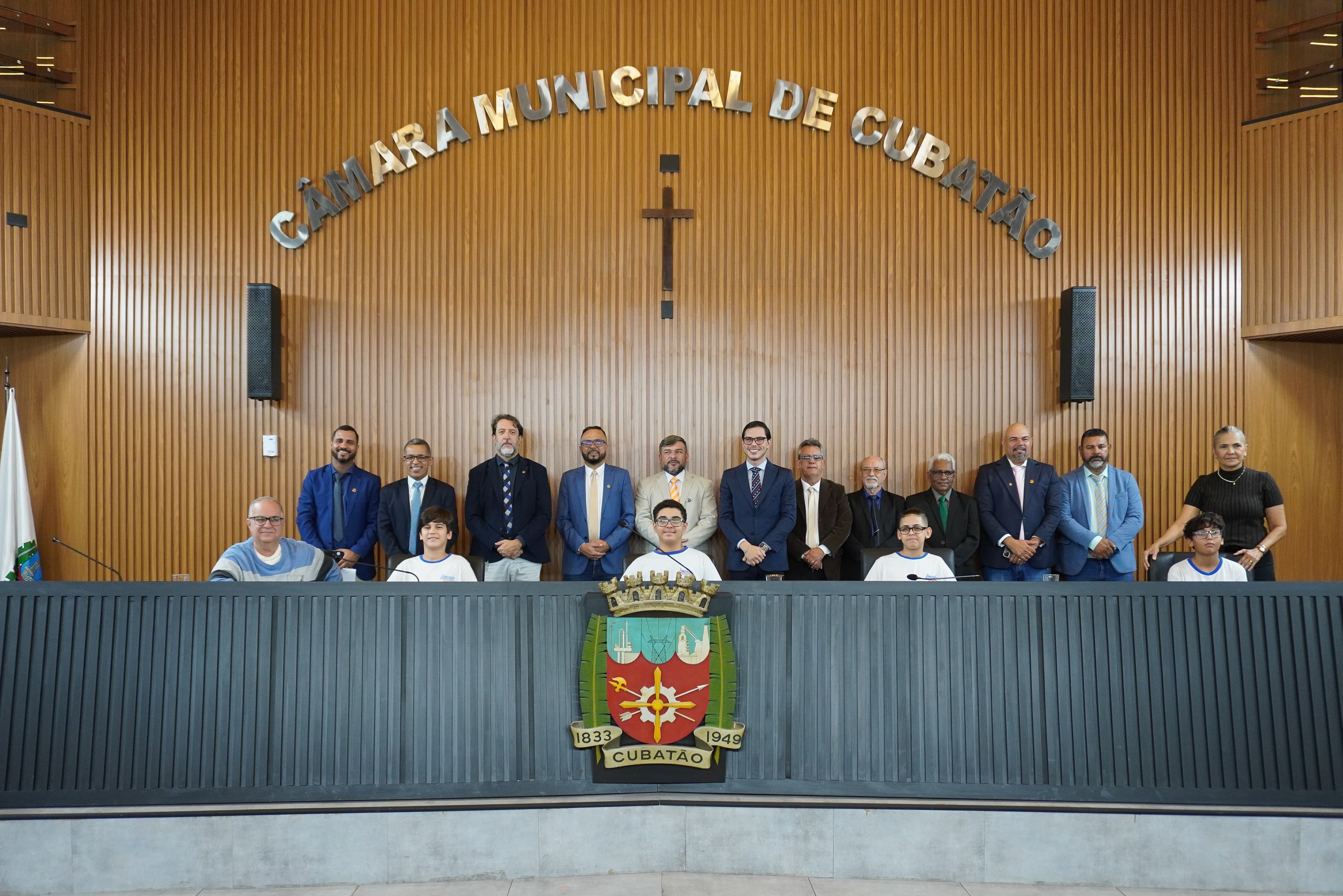 Alunos do 7º ano da Escola Estadual Lincoln Feliciano são homenageados por Guilherme do Salão e Marcinho 