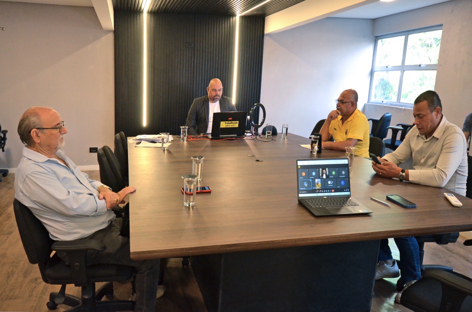 Após aprovação de licença de vereador, sessão é encerrada por falta de quórum 