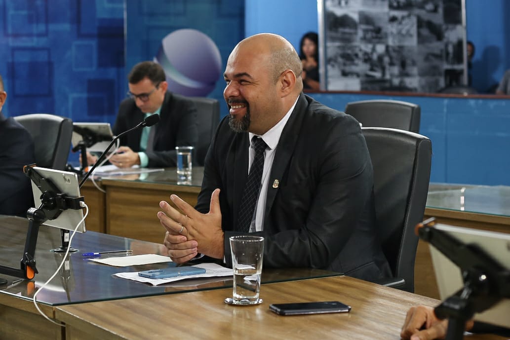 Câmara aprova projeto que obriga a adaptação de carrinhos de compras às crianças com deficiência