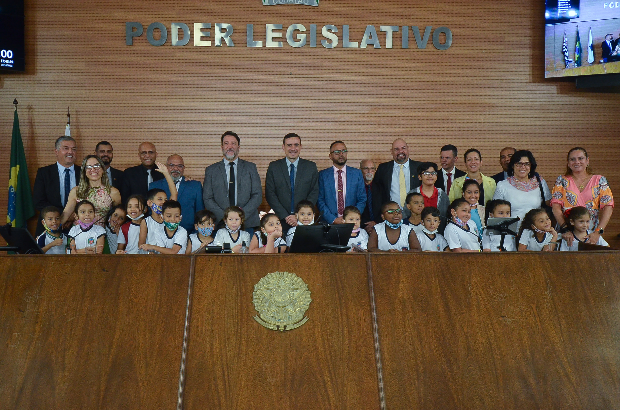 Câmara homenageia educadora da rede municipal por participação em Seminário Internacional