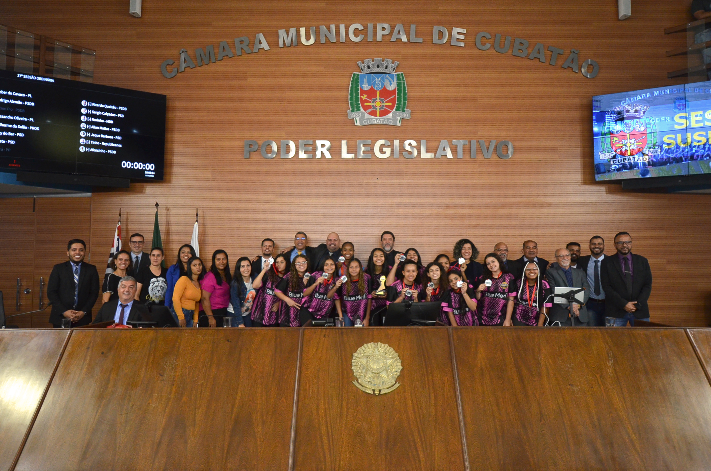 Câmara homenageia equipe feminina de handebol da escola UME Rui Barbosa