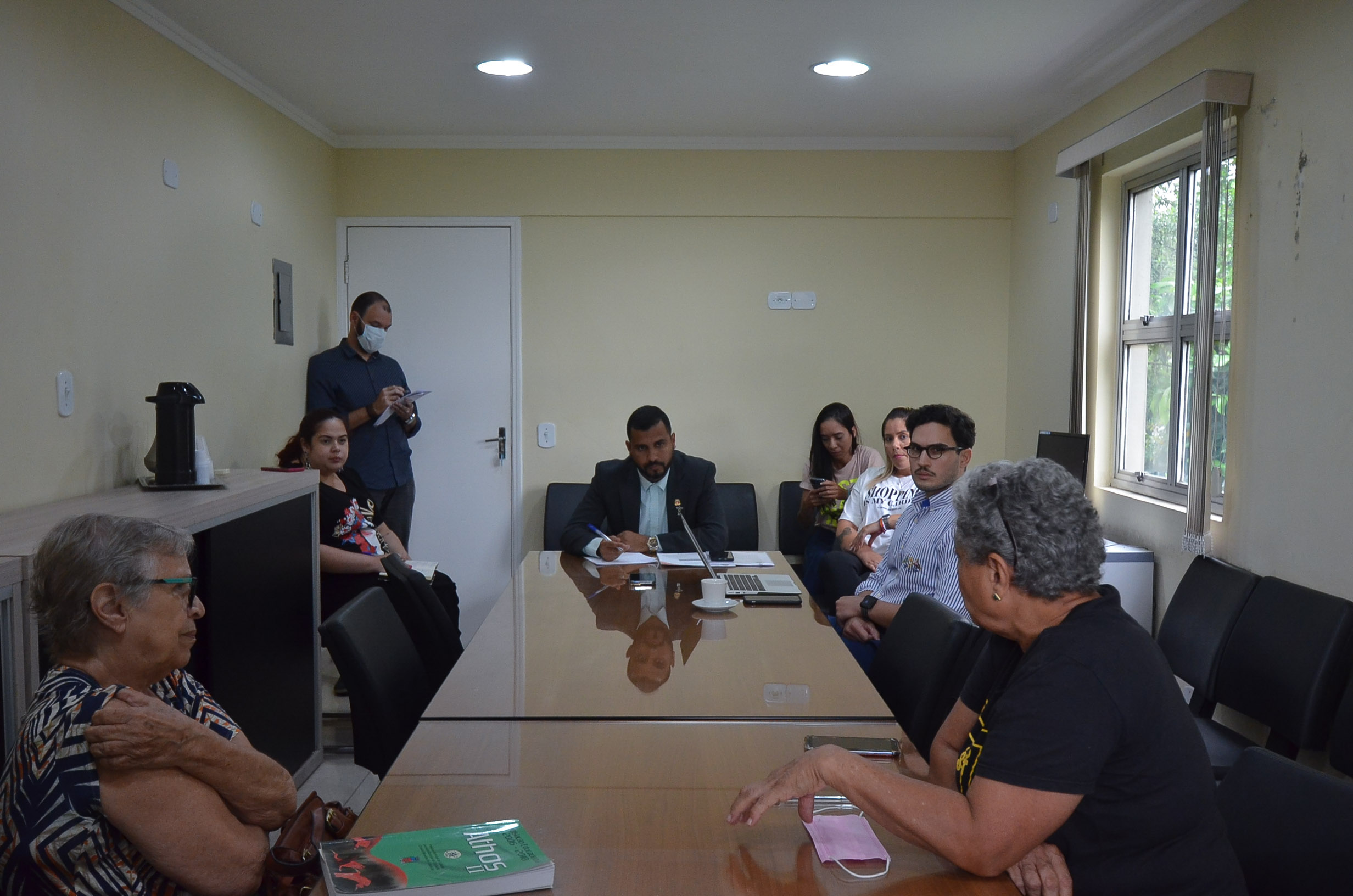 Comissão que trata da regularização do cargo de pajem escuta ex-secretária de educação