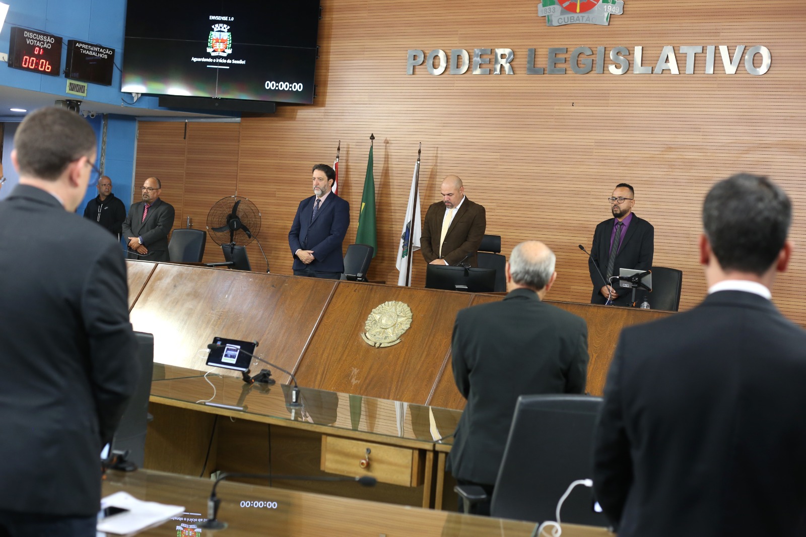 Em função do luto, sessão é encerrada antes do tempo regimental