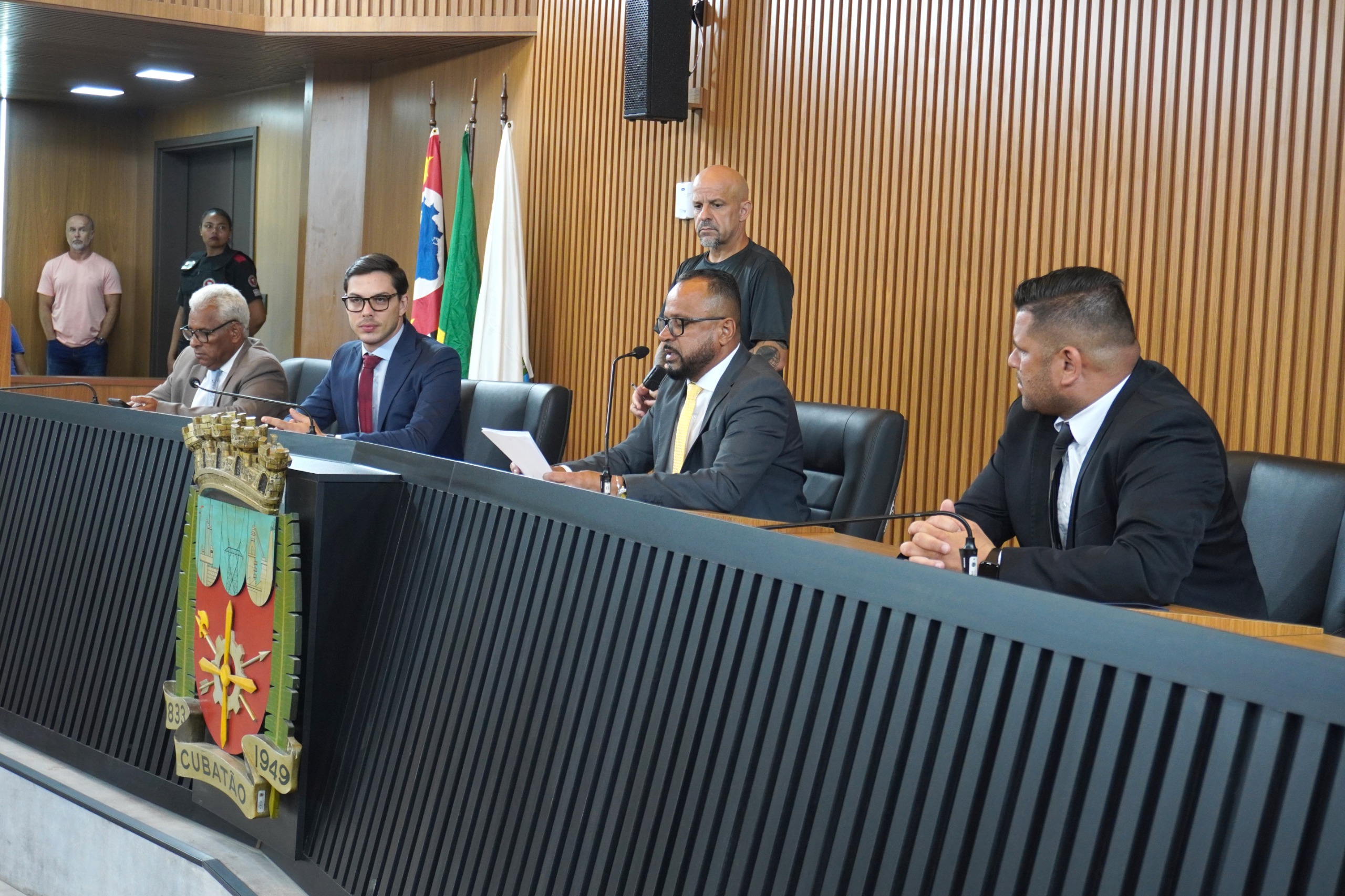 Em função do luto, sessão é encerrada antes do tempo regimental