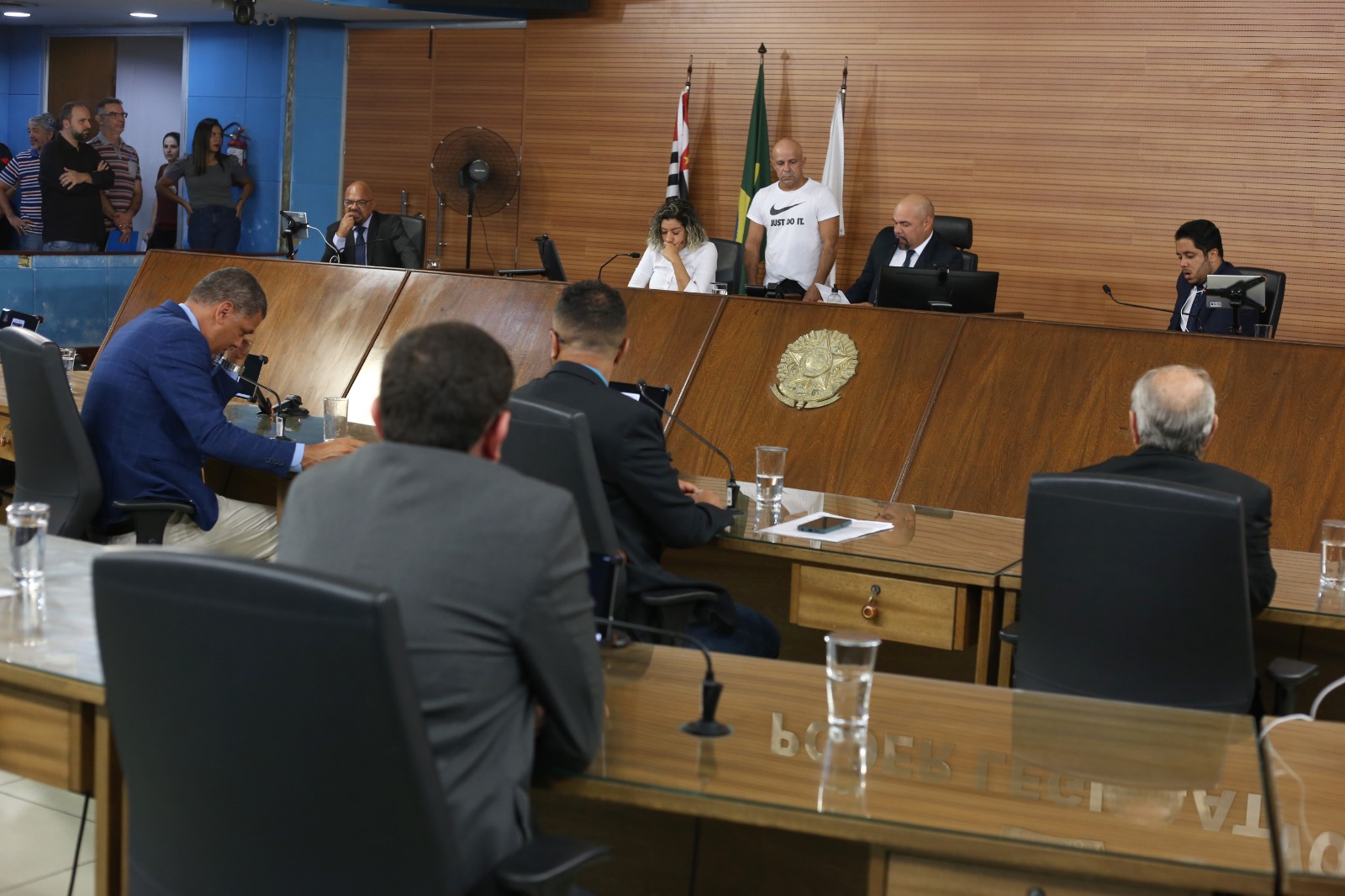 Em função do luto, sessão é encerrada antes do tempo regimental