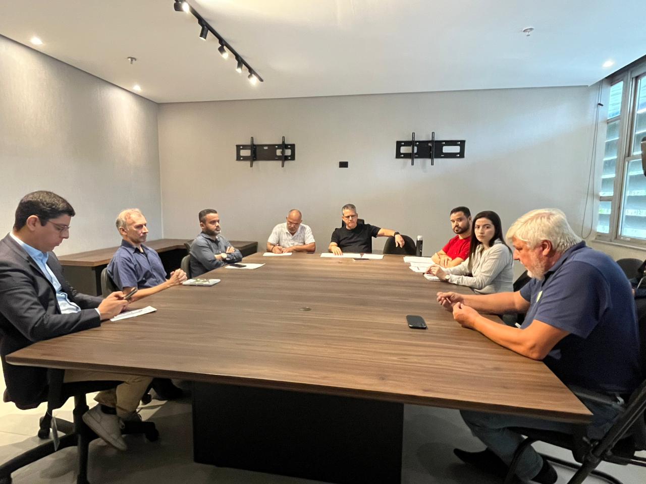 Grupo de vereadores recebe secretários para discutir permanência da Unigel em Cubatão