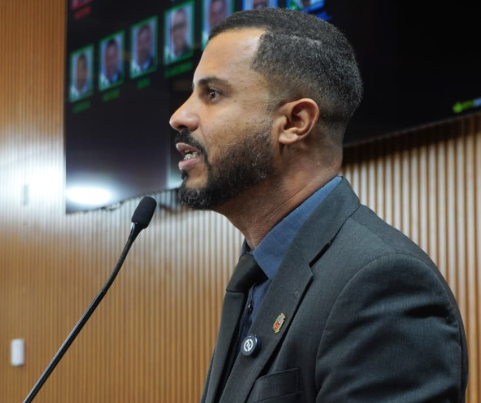 Guilherme do Salão quer asfaltamento nas ruas da Ilha Caraguatá e retomada de obras do bairro