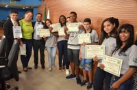 Adolescentes do Parlamento Mirim recebem certificados de participação