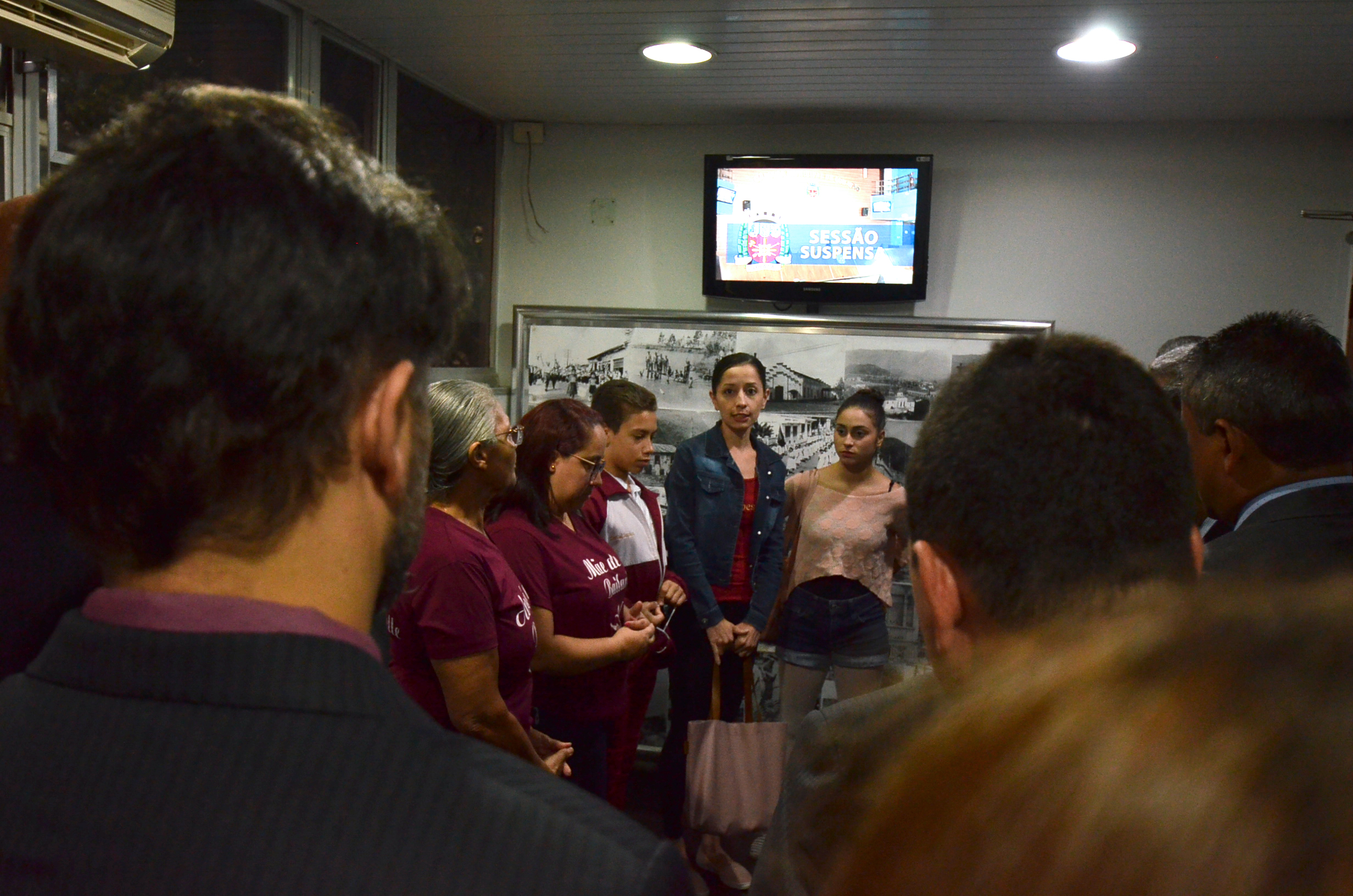 Bailarinas do Arabesque Studio recebem apoio de vereadores durante sessão