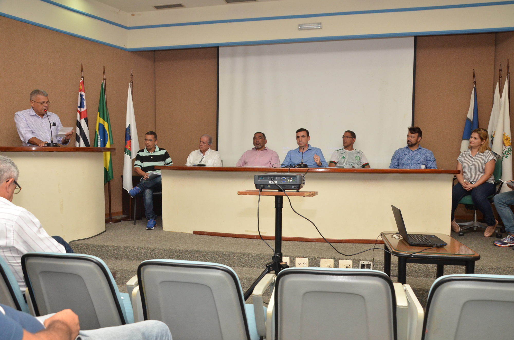 Comissão discute alternativas para amenizar o desemprego na cidade