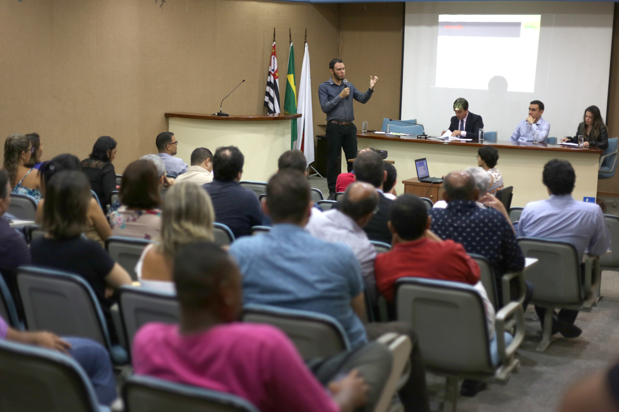 Educação midiática pode reduzir danos das fake news, defendem especialistas