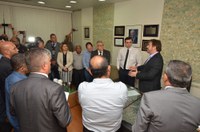 Em visita à Câmara, prefeito de Praia Grande faz radiografia da saúde