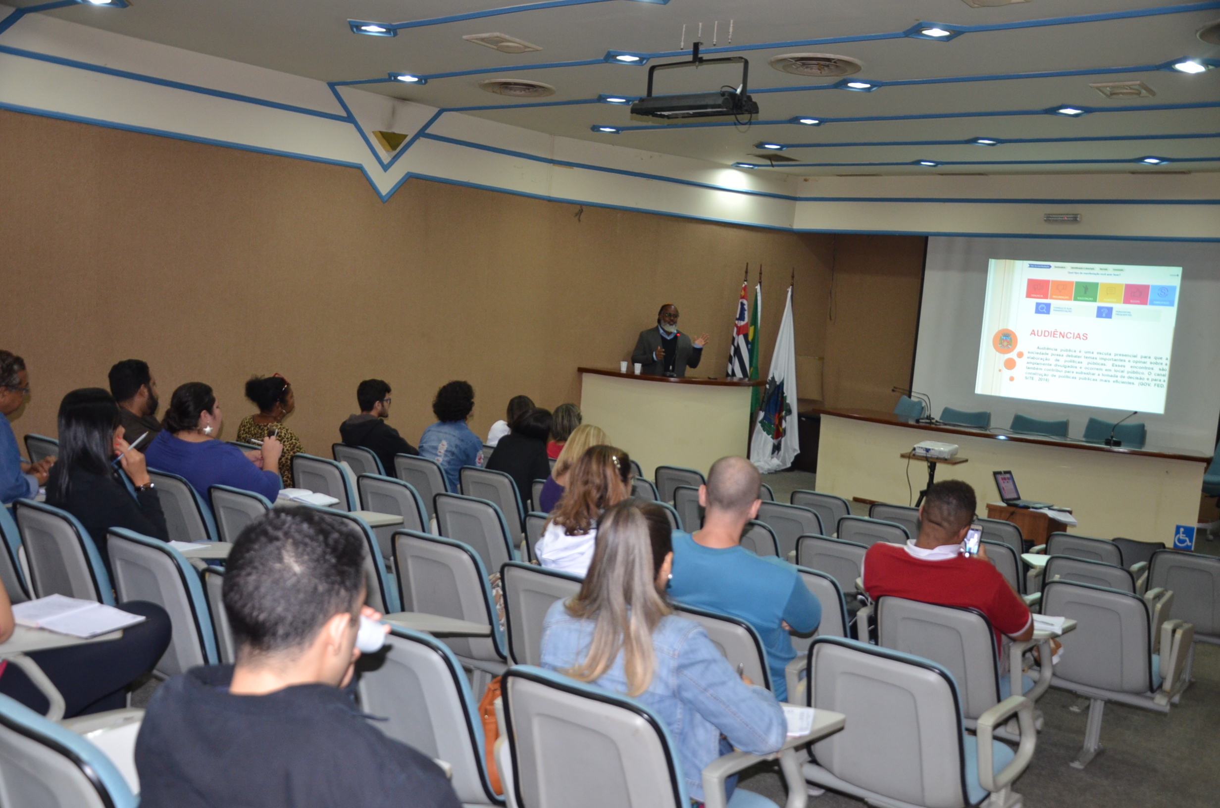 Escola do Legislativo e da Democracia discute a importância dos conselhos municipais