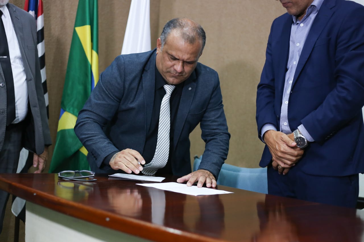 Guaraci Souza Castro, o Guará, toma posse como vereador na Câmara de Cubatão 