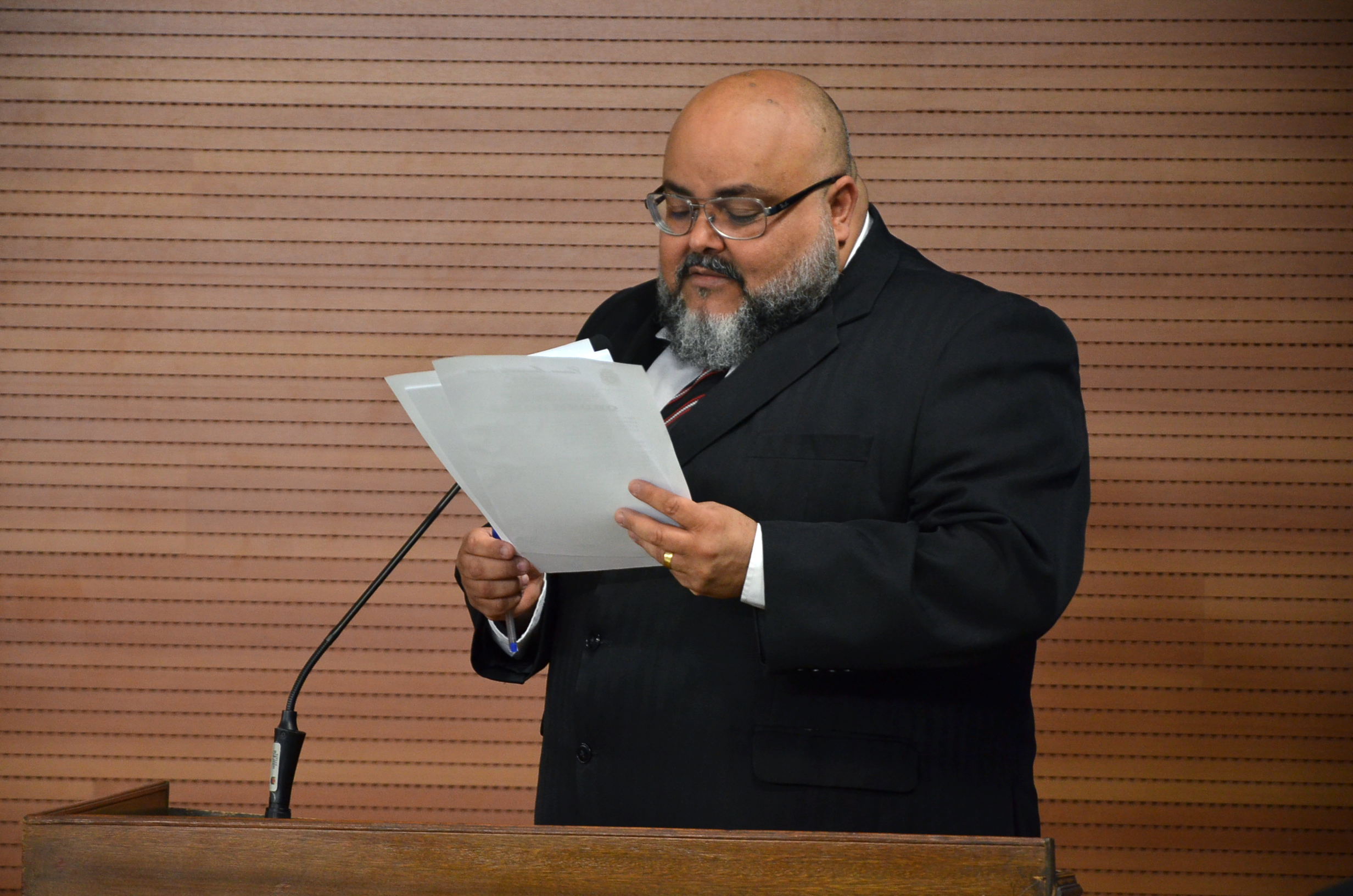 Ivan Hildebrando solicita manutenção em unidades de ensino