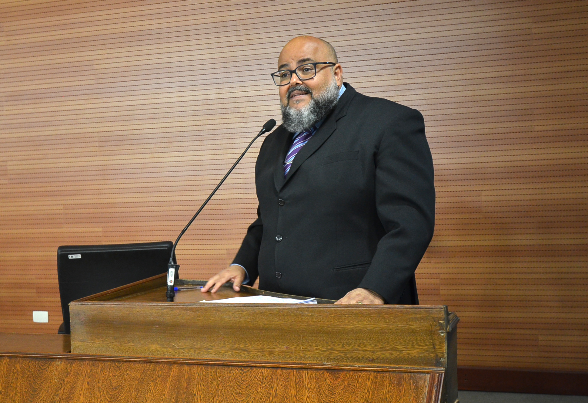  Projeto de Ivan Hildebrando impõe novas regras para serviço de água e esgoto no município