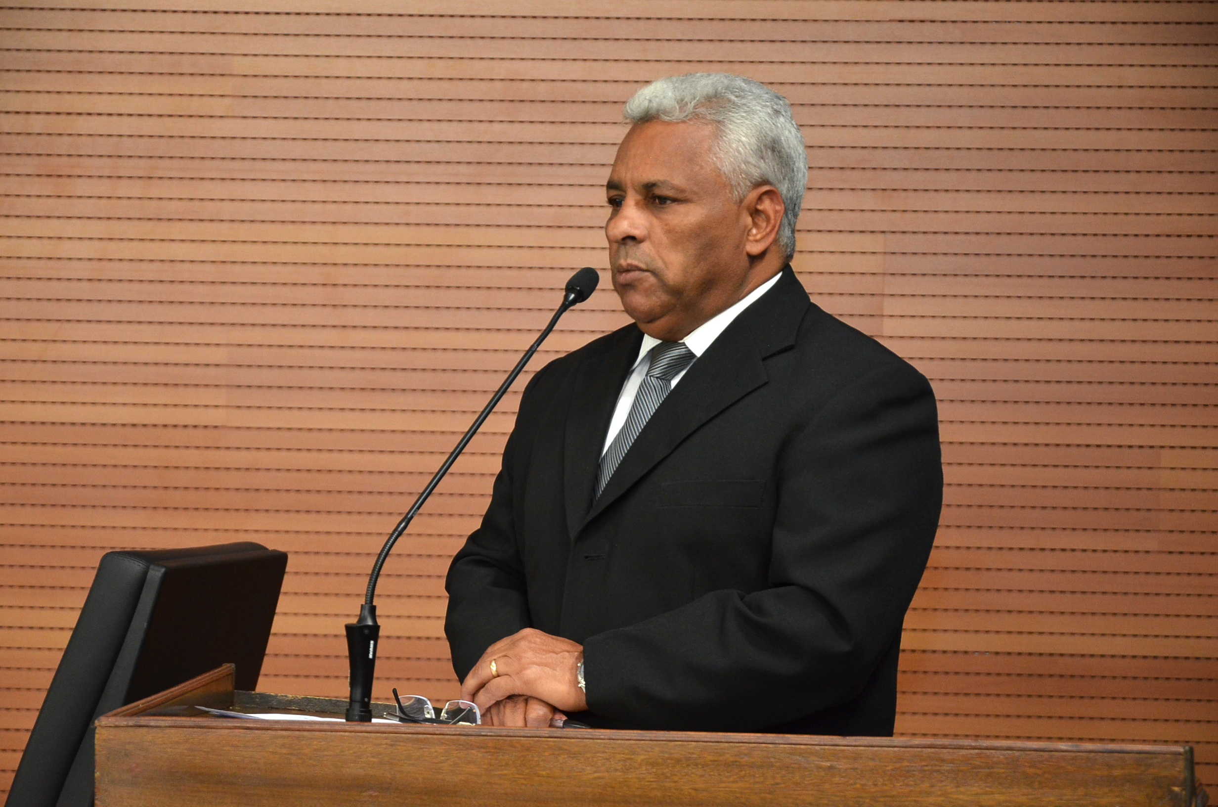 Jair do Bar solicita limpeza de canais na Vila Esperança