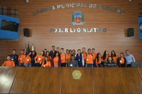 Jovens do SCFV têm aula prática de cidadania na Câmara Municipal