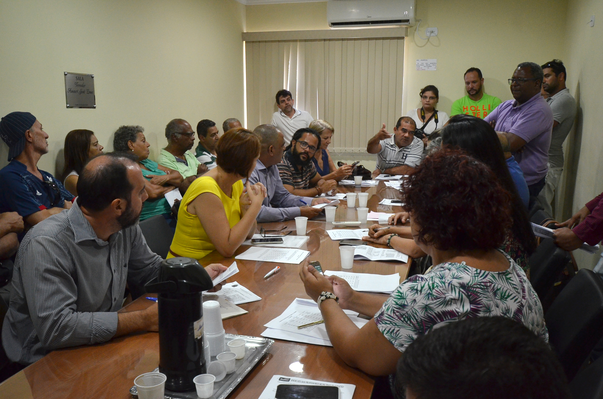 Legislativo se reúne com Sindicato dos Professores para discutir projeto alternativo 