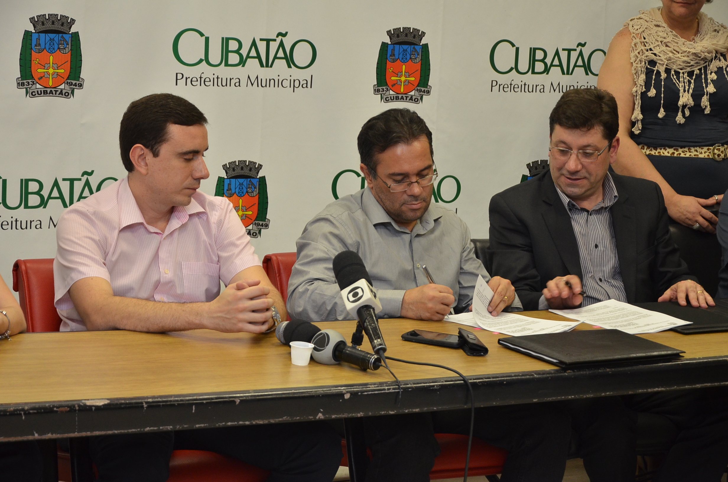 Parlamentares participam de assinatura do contrato para reabrir o Hospital Municipal