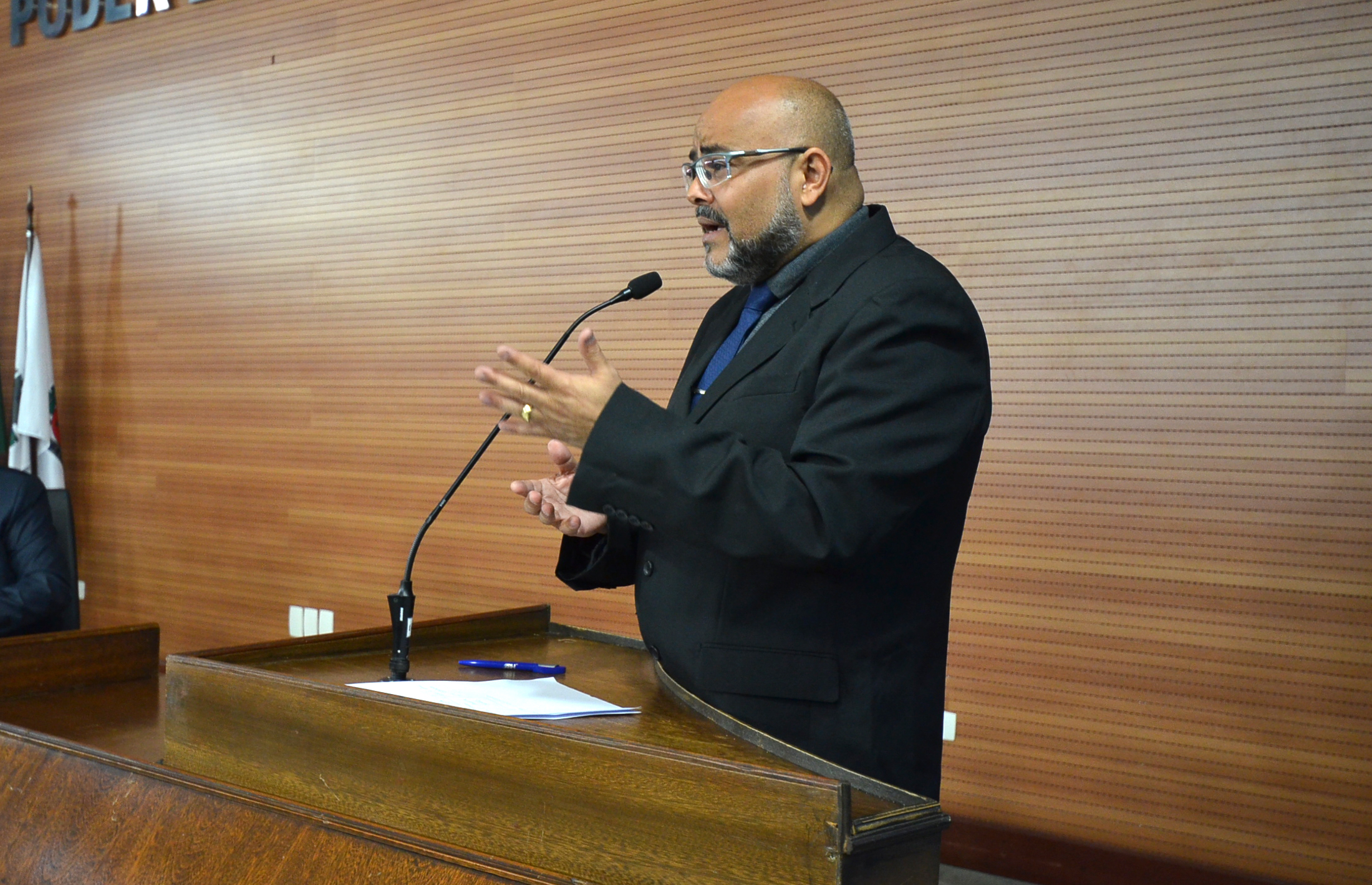 Parlamentares homenageiam professora que criou a campanha “Posso te dar um abraço?”