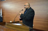 Parlamentares homenageiam professora que criou a campanha “Posso te dar um abraço?”