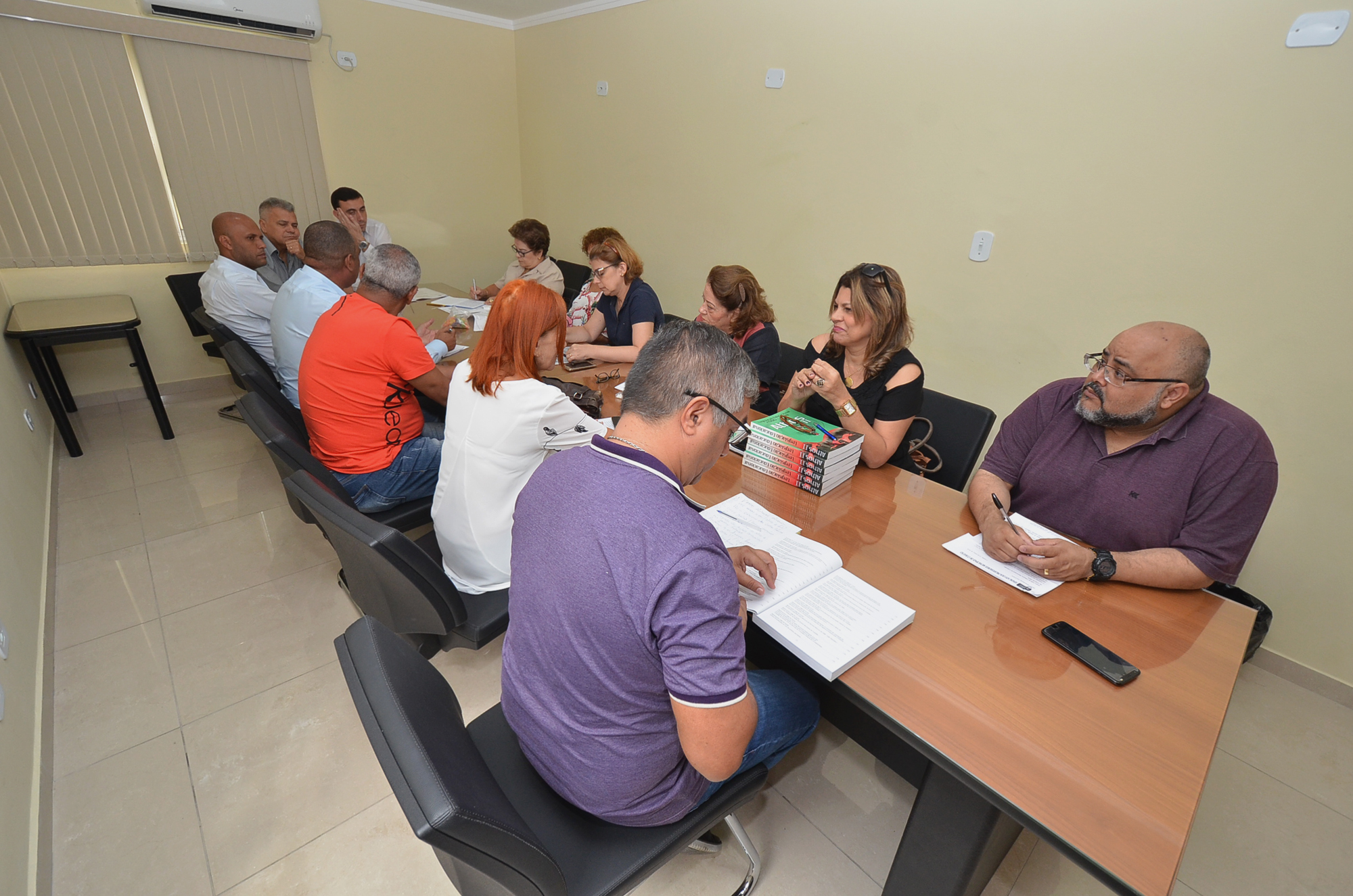 Parlamentares se reúnem com funcionalismo municipal para discutir cesta básica