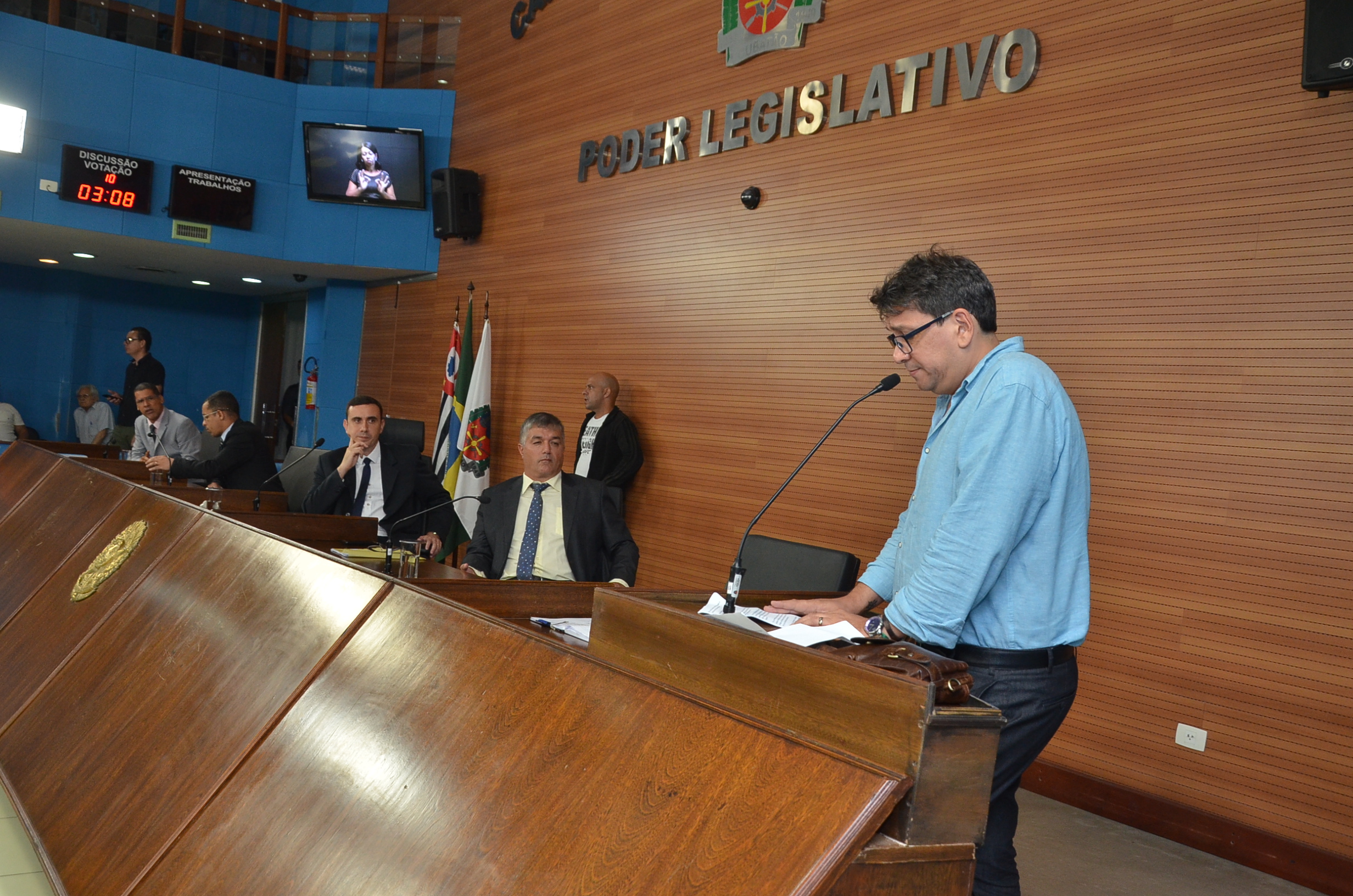 Professor utiliza Tribuna Popular para pedir diálogo entre docentes e Executivo