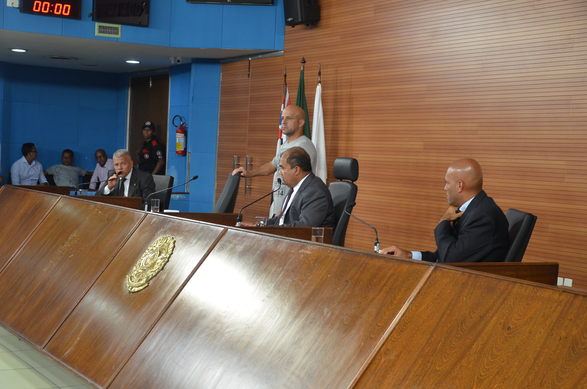 Sessão é encerrada e vereadores cobram informações do Executivo 