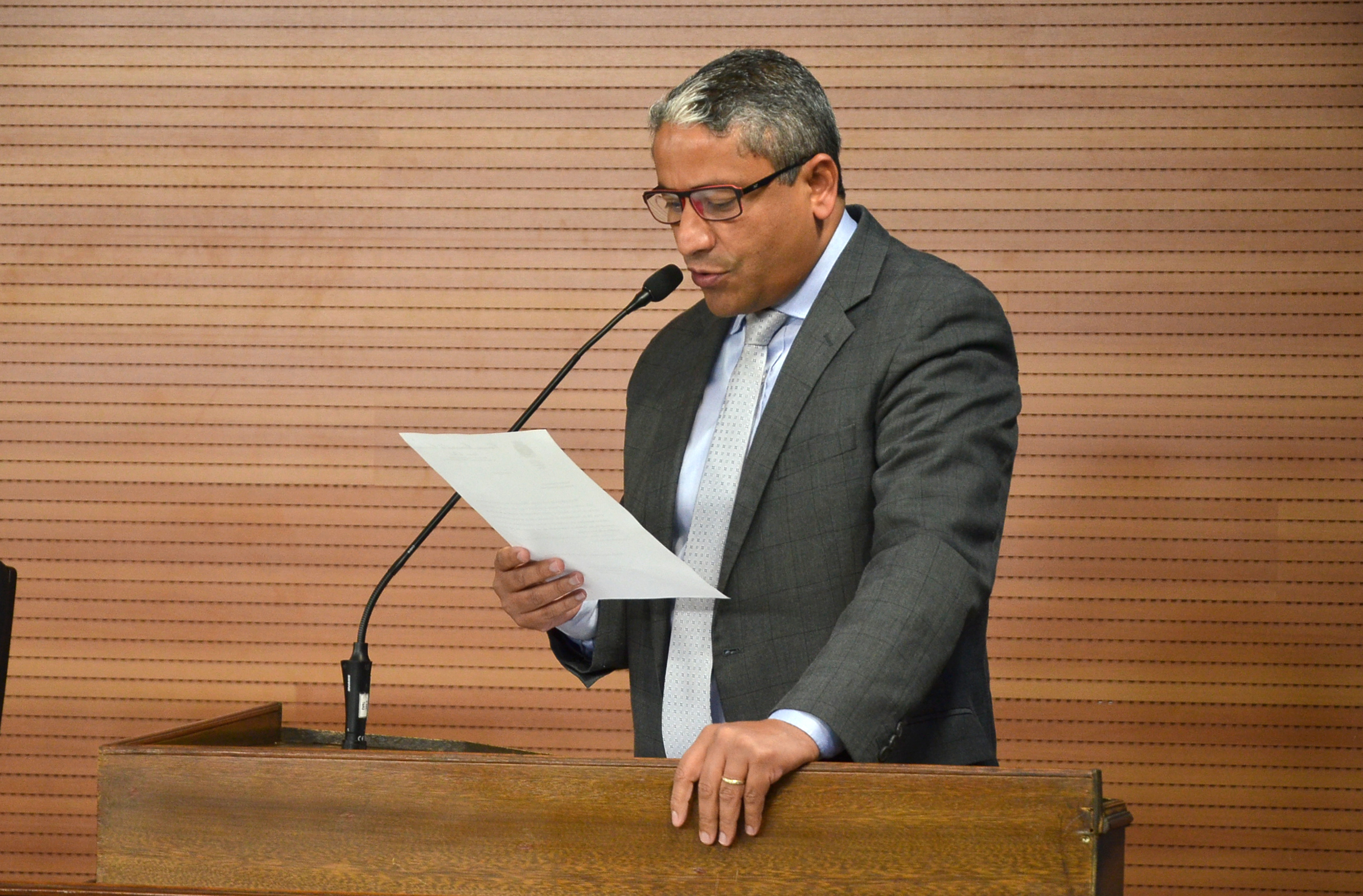 Toninho Vieira pede que empresas concessionárias cumpram Código de Posturas