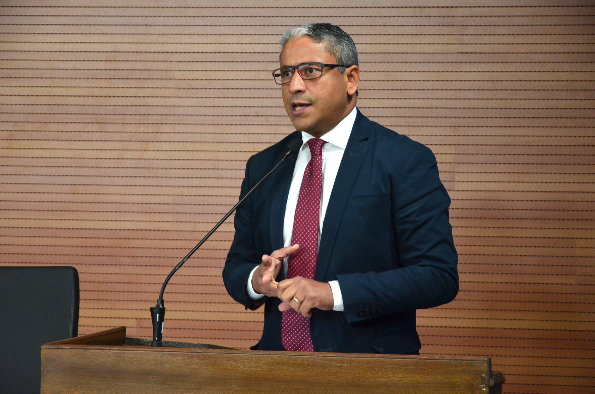 Toninho Vieira sugere criação de cargo de professor adjunto na rede municipal