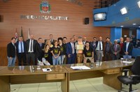 Vereador Rafael Tucla apresenta Moção de Aplauso homenageando artistas do Teatro do Kaos 