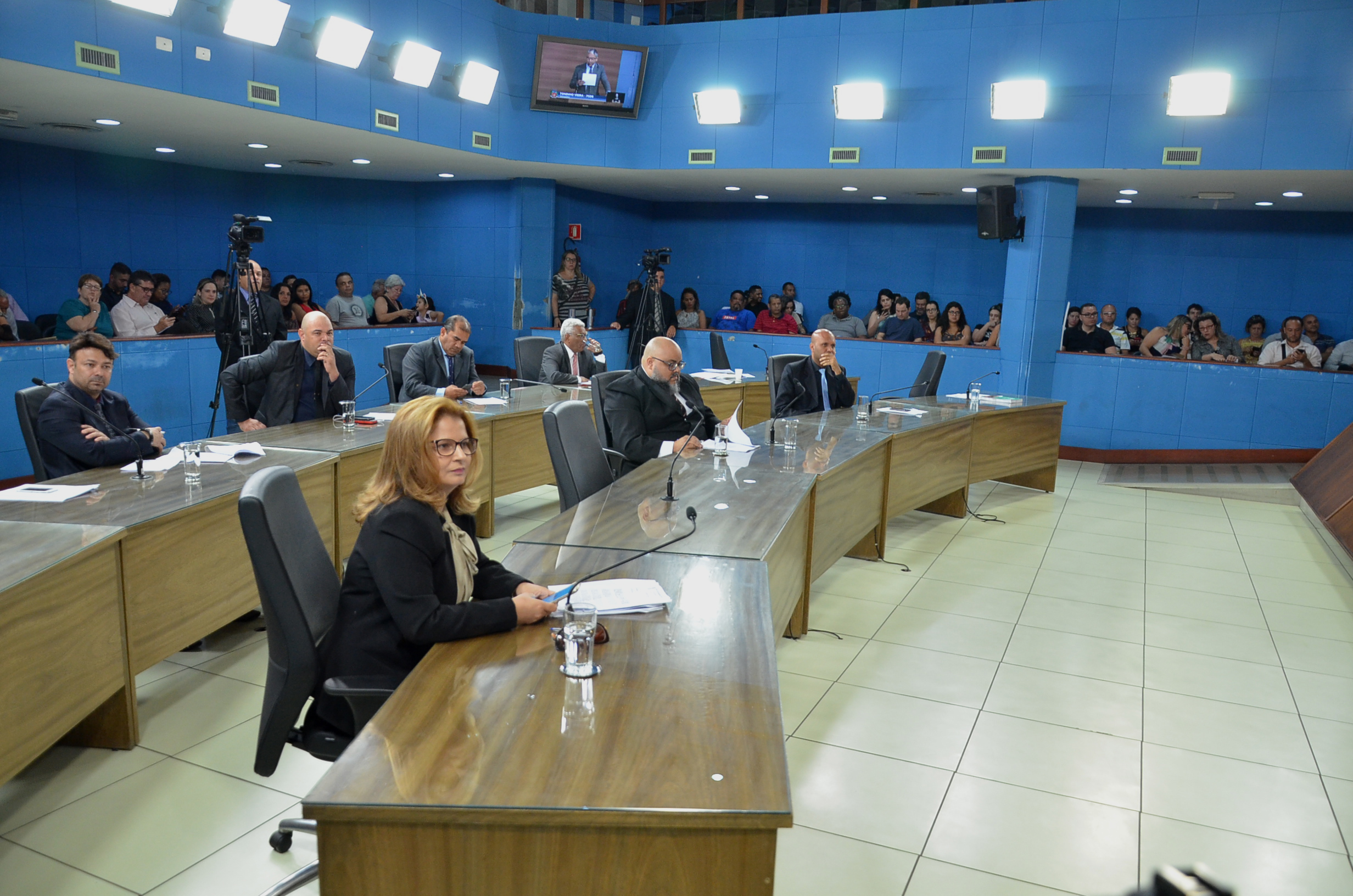 Vereadores rejeitam parecer contrário ao projeto de contratação temporária