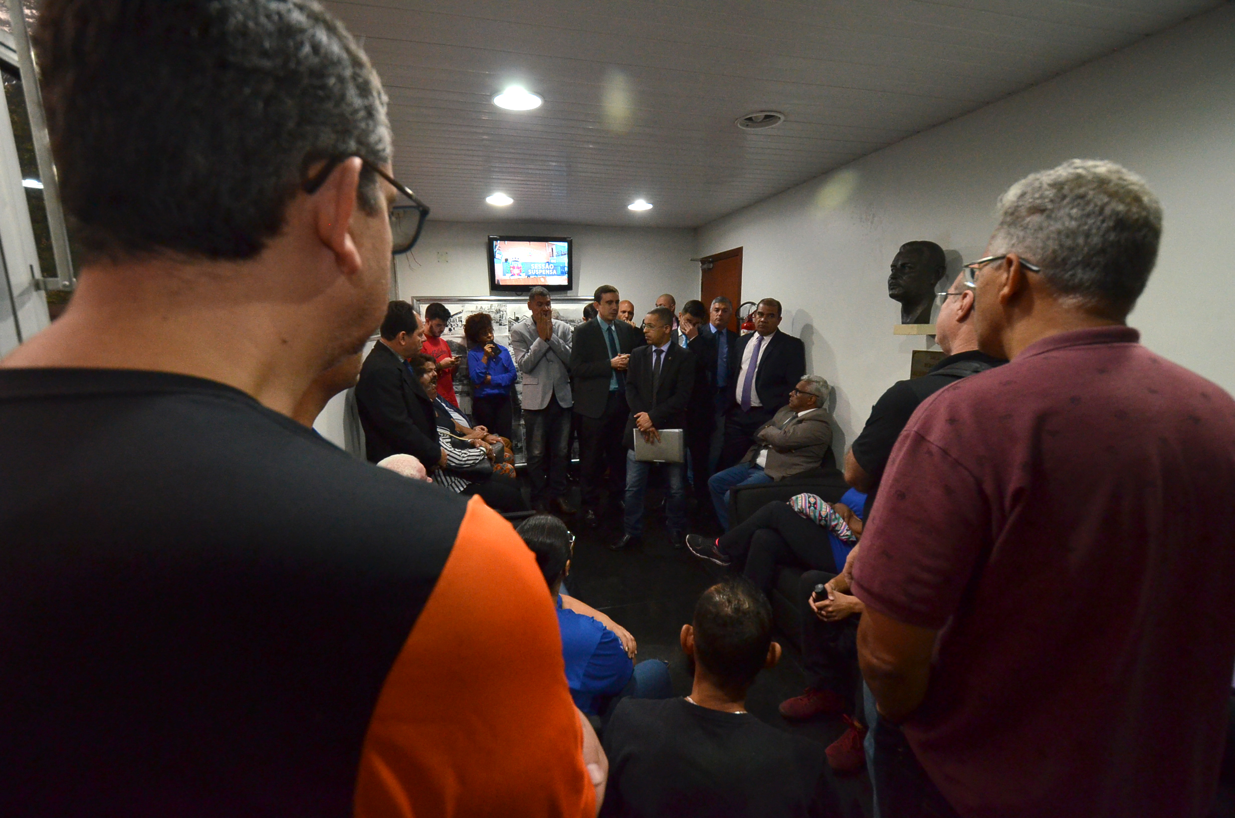 Vereadores se reúnem com grupos artísticos para discutir aporte financeiro 