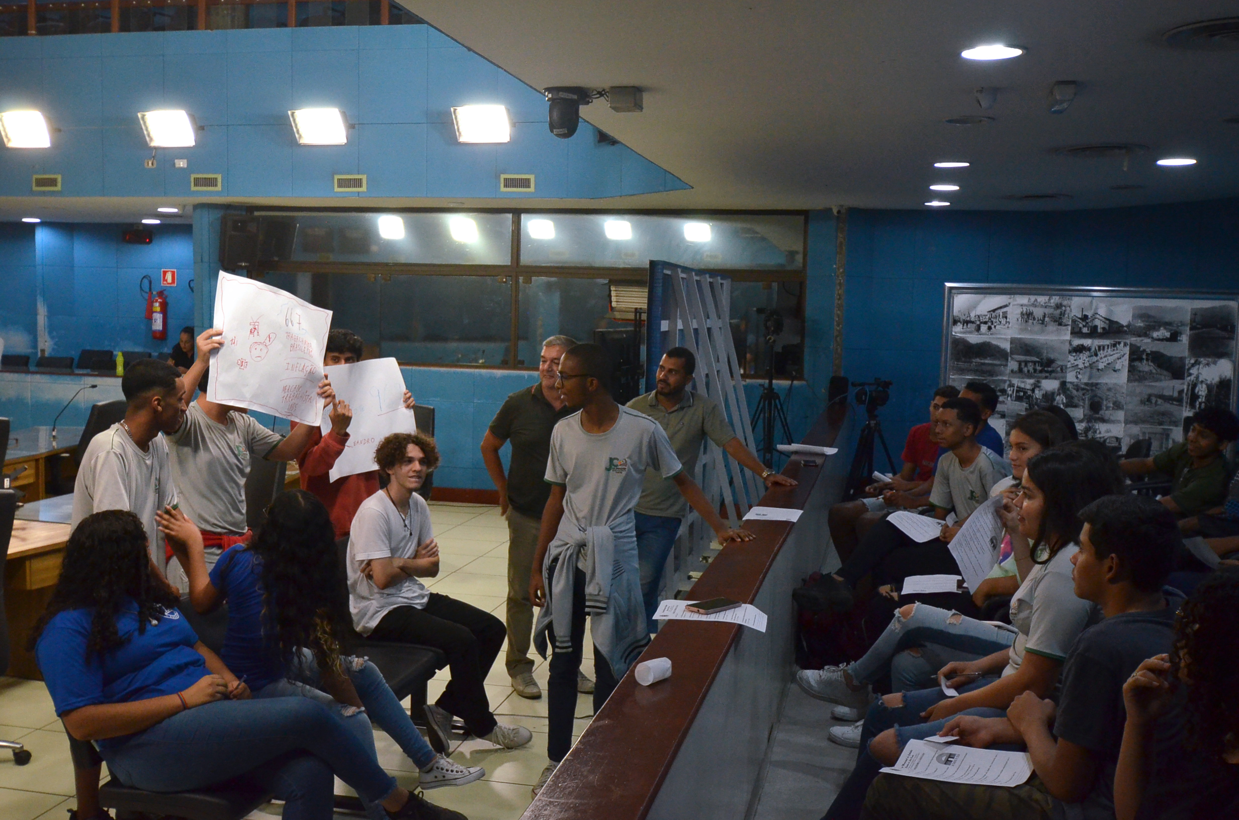 Jovens do ensino médio participam de ação de educação cidadã na Câmara