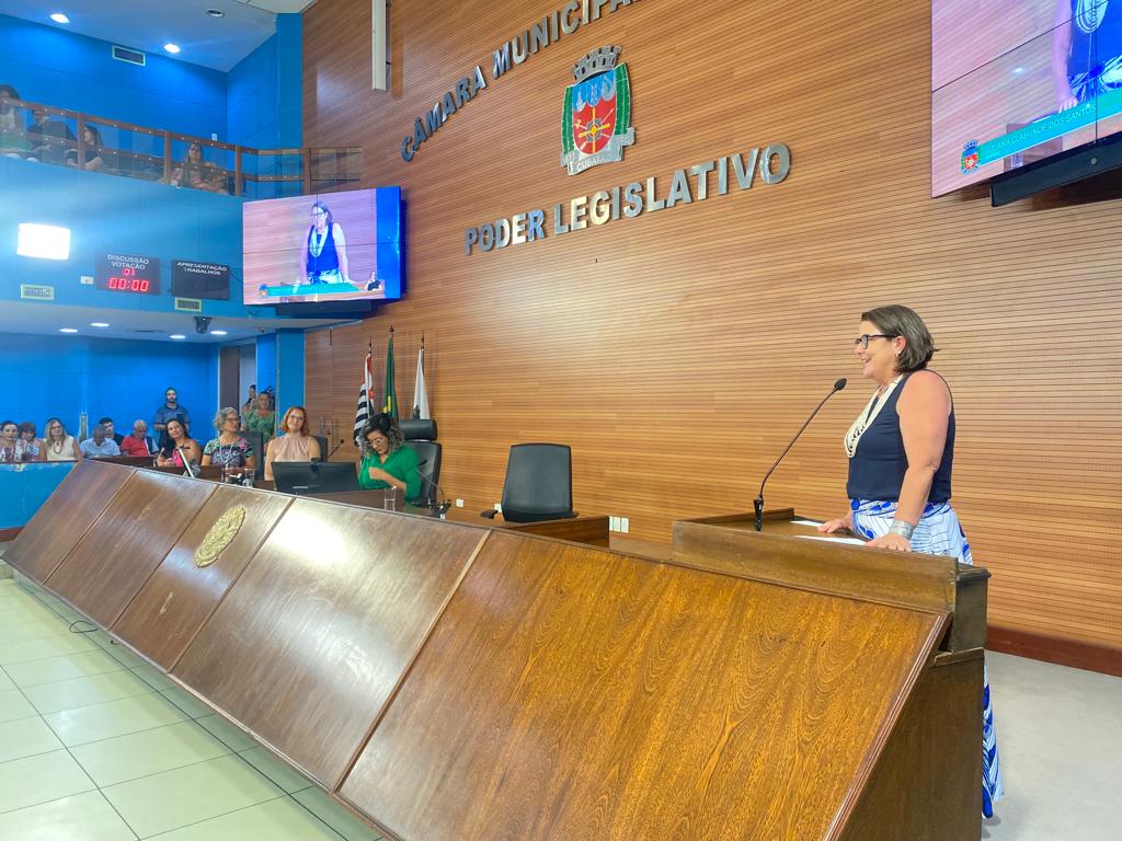 Juliana Clabunde exalta o olhar coletivo das mulheres em sessão solene