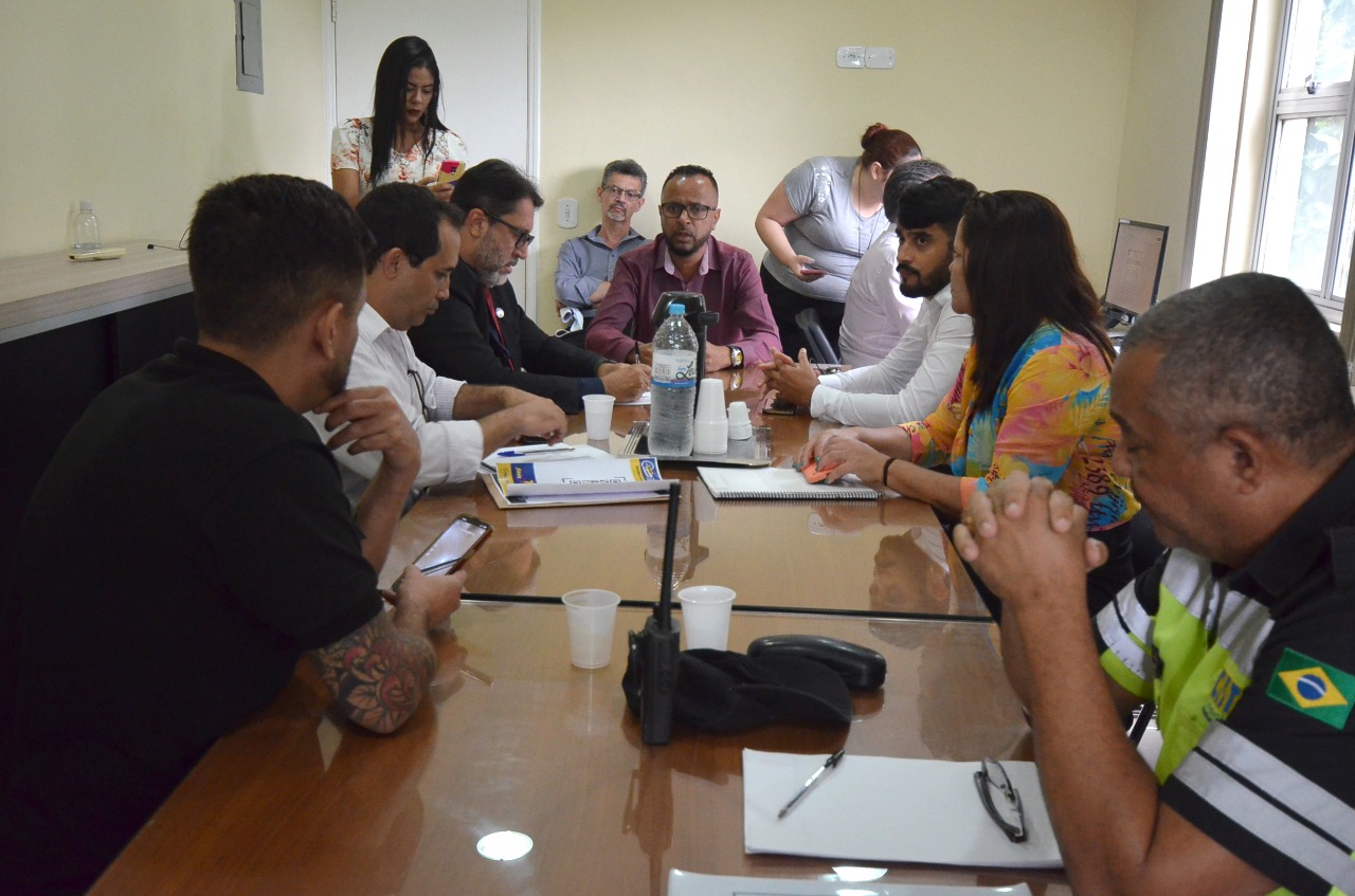 Parlamentares cobram manutenção de pontos de ônibus à CMT