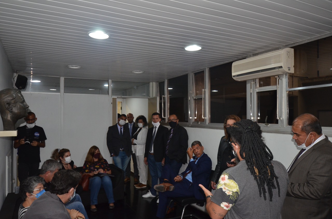 Parlamentares se reúnem com servidores municipais para discutir mudanças na carreira