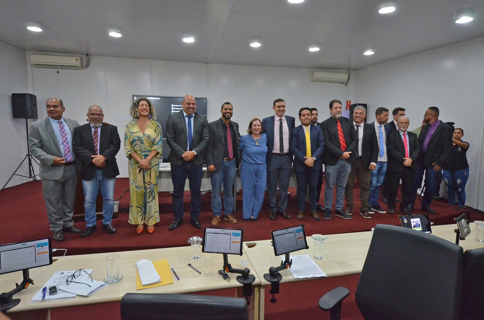 Por iniciativa de Guilherme do Salão, Câmara homenageia professora aposentada