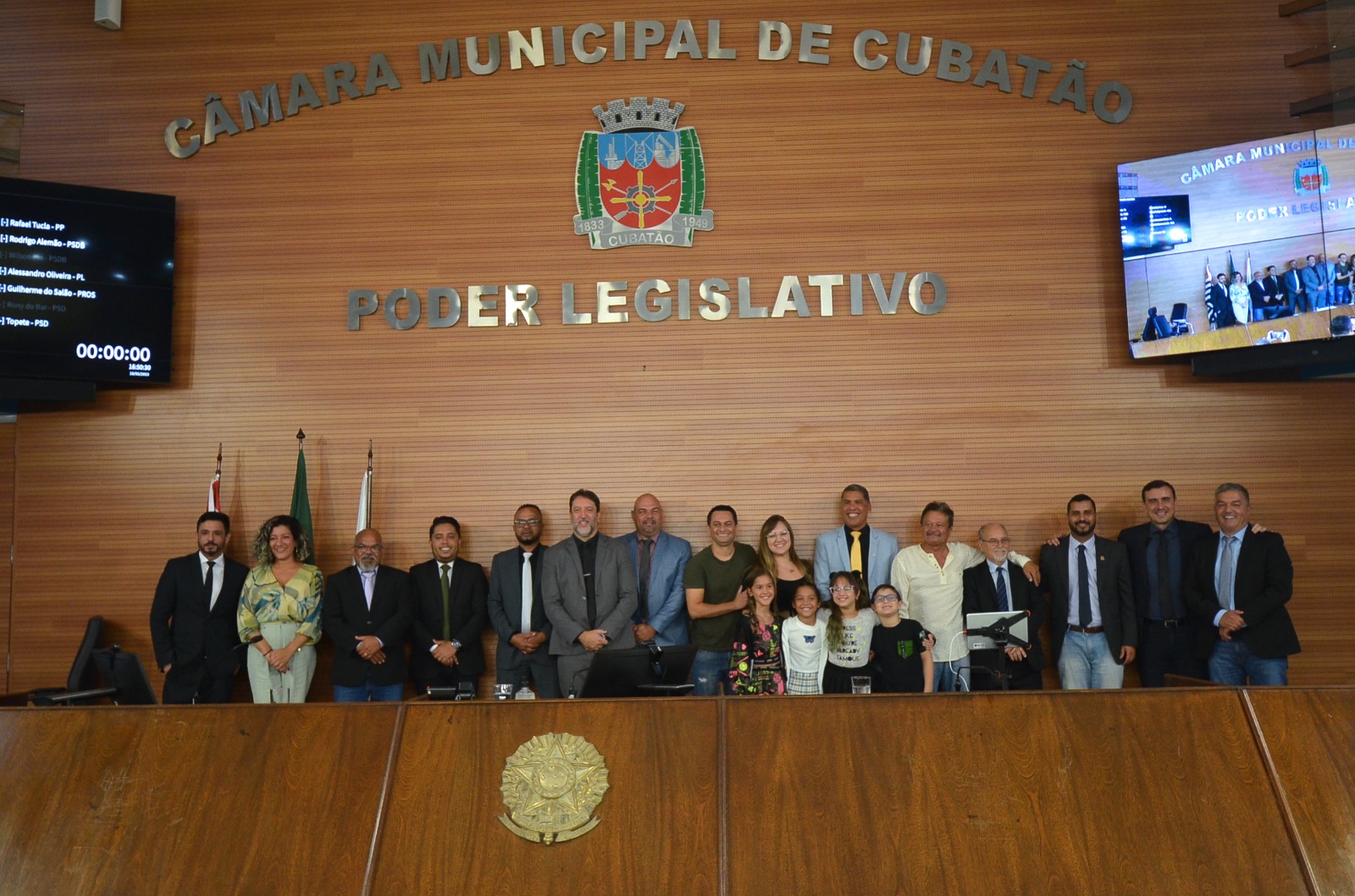 Por iniciativa de Ricardo Queixão, Câmara homenageia cantora mirim Alice Lili 