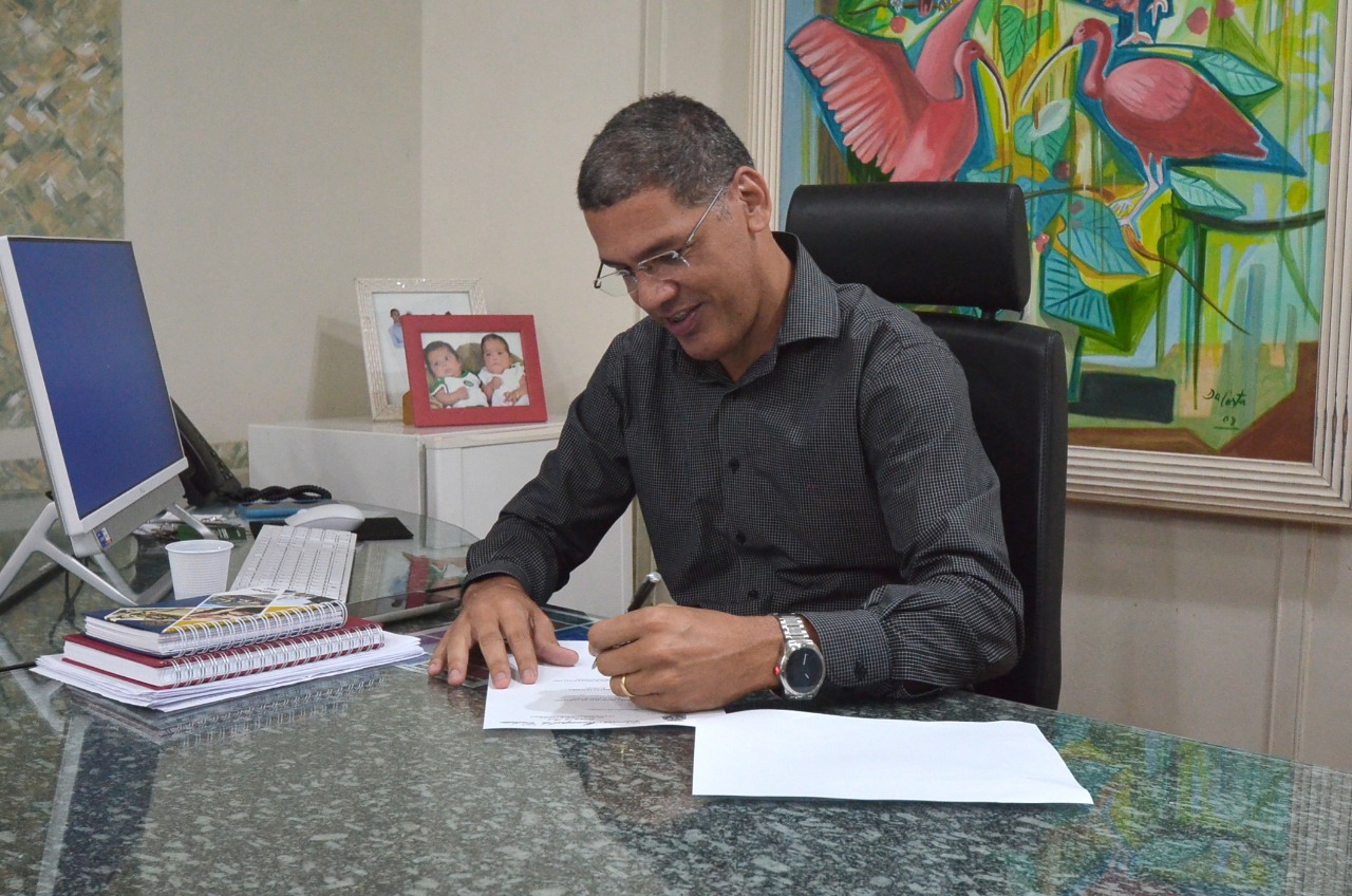 Presidente da Câmara sanciona projeto que reajusta vencimento de servidores do Legislativo