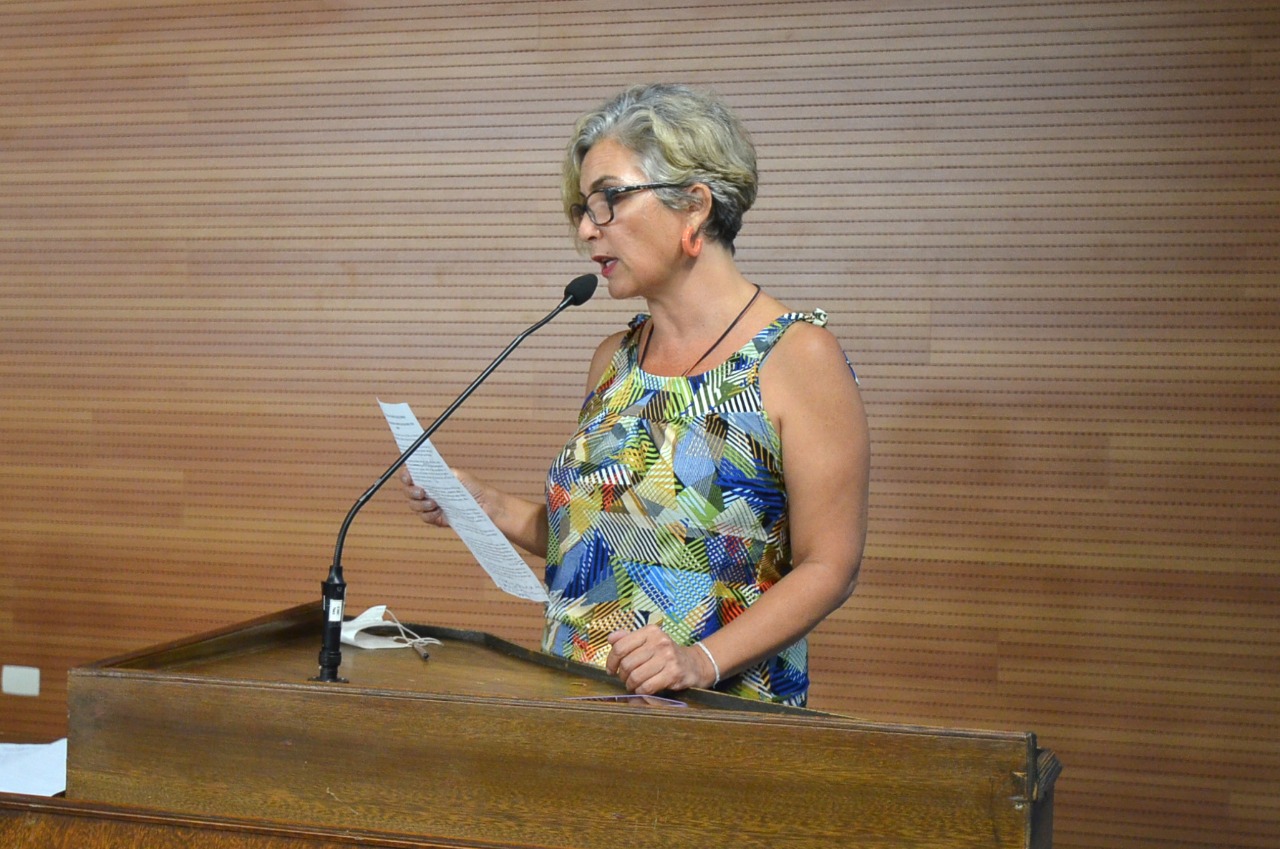 Presidente do Conselho Municipal da Condição Feminina cobra políticas públicas na Tribuna Popular