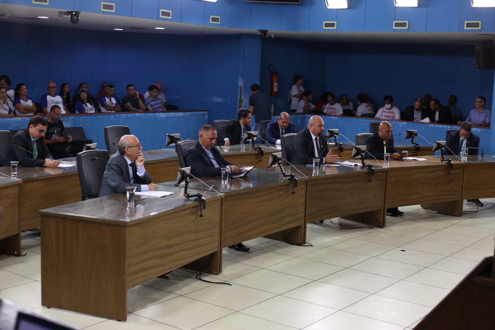 Remédios vencidos e documentos encontrados em antiga policlínica serão foco de comissão