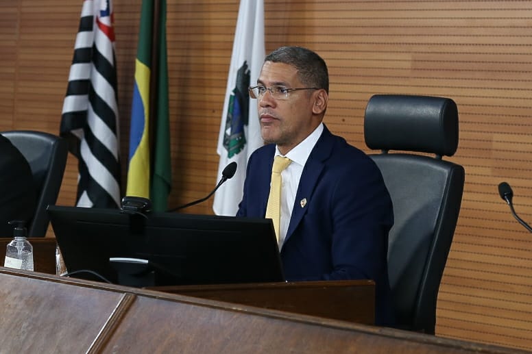Ricardo Queixão pede roçagem e manutenção de rede de esgoto na Vila dos Pescadores