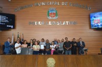 Roxinho homenageia cubatense vencedor do Câmera Educação 2023 