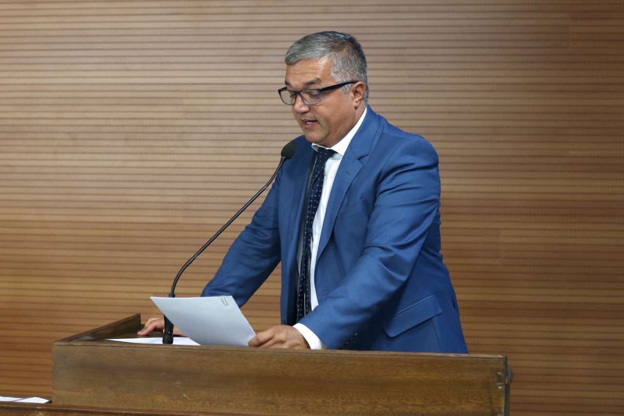 Sérgio Calçados pede construção de ossários e melhorias no Cemitério Municipal