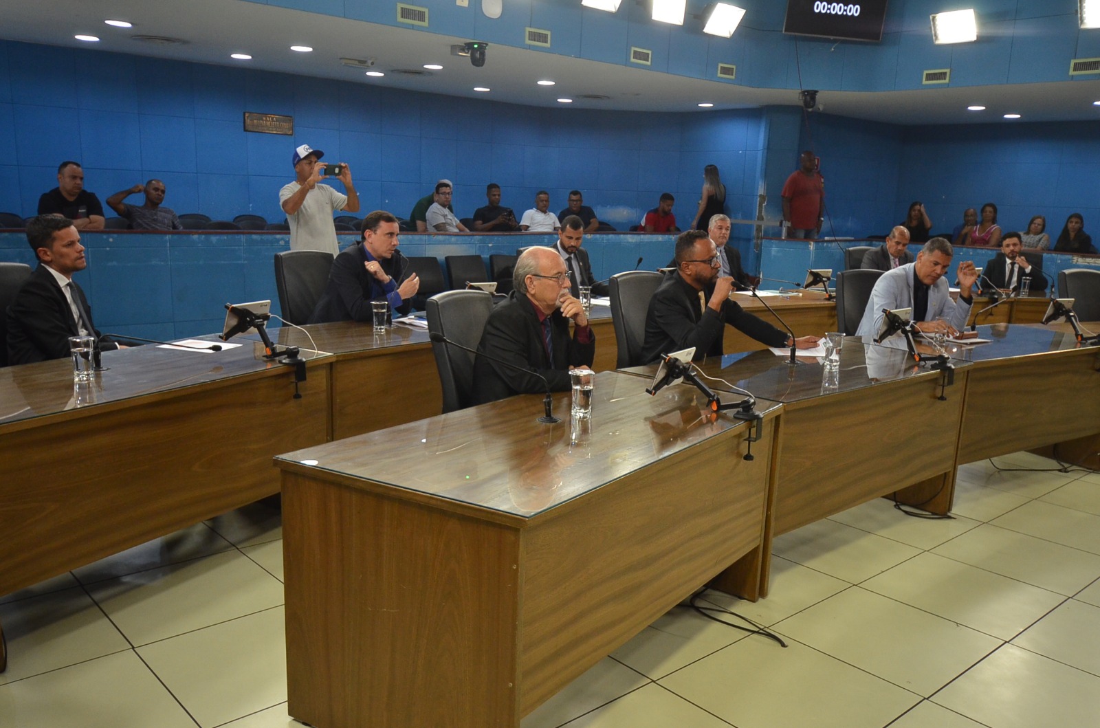 Sessão é encerrada por falta de quórum