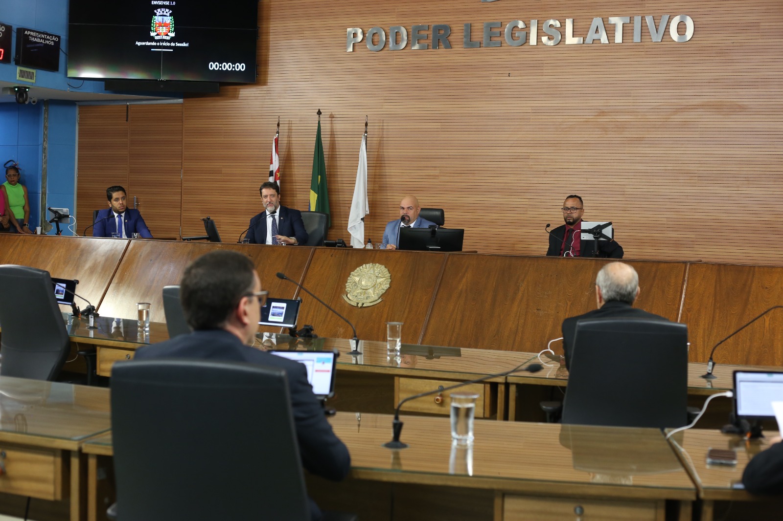 Sessão é encerrada por falta de quórum